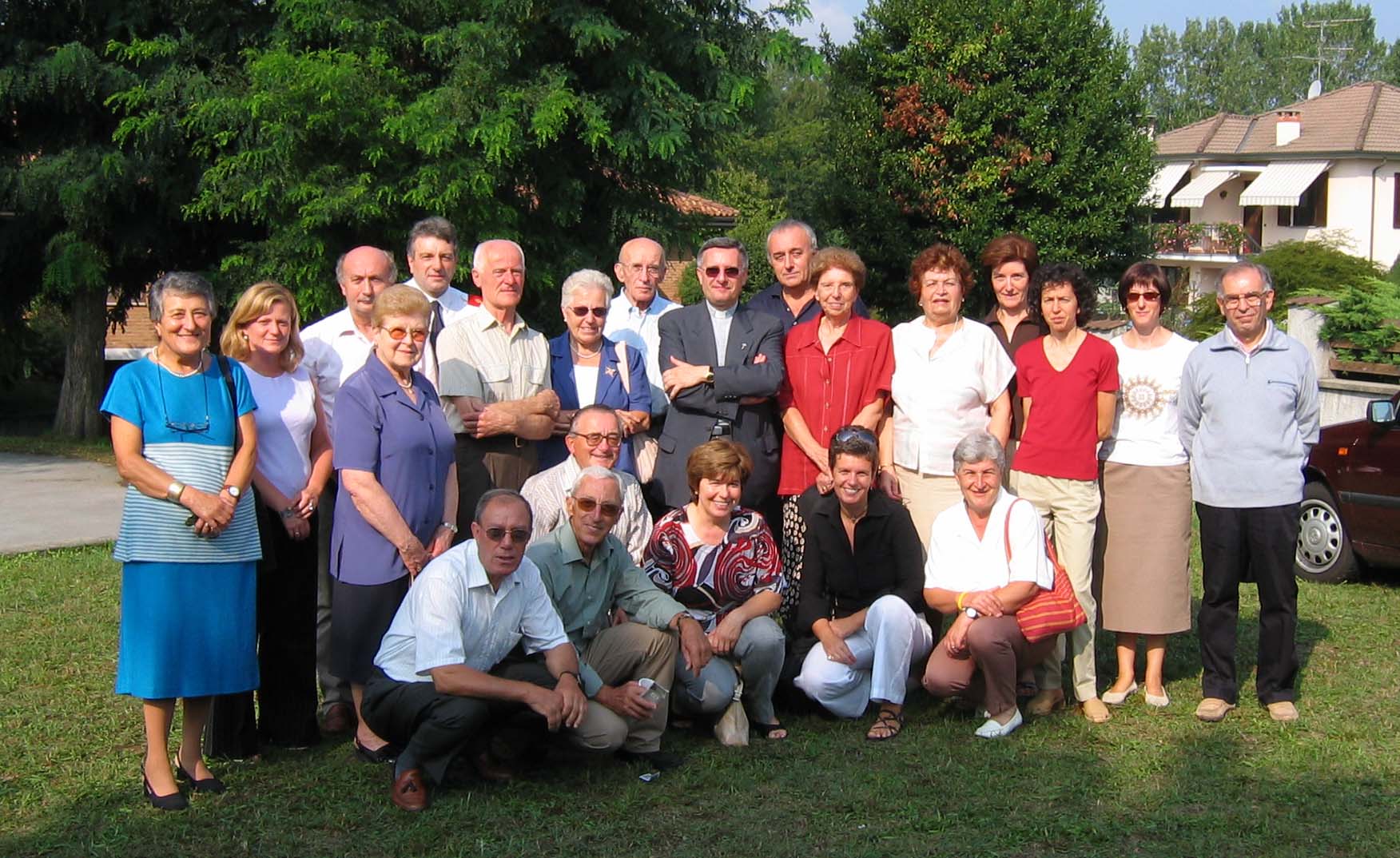 La Schola con don Piermario dopo la Santa Messa