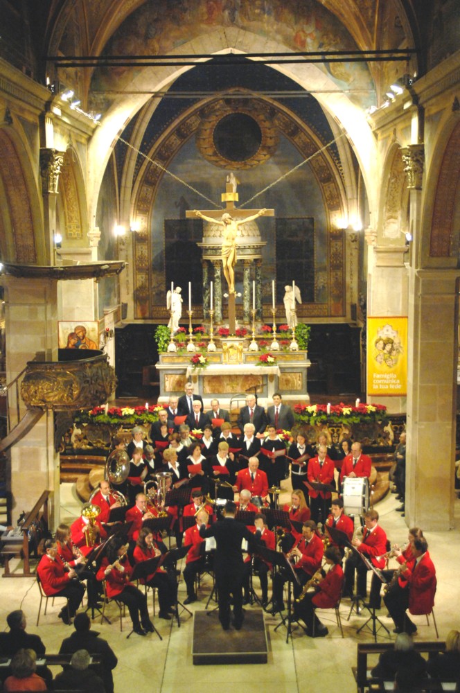 La Corale durante l'esecuzione del canto finale con la Banda