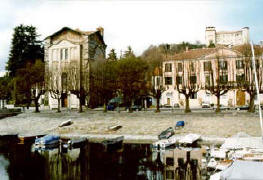 Il Santuario - sullo sfondo la Rocca Borromeo