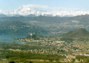Panorama di Angera - sullo sfondo il Monte Rosa