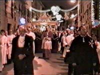 processione con l'urna della Santa