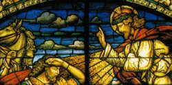 Particolare di una vetrata con il volto di S. Paolo e Gesù