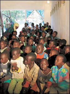 Bambini rwandesi all'interno del Santuario.