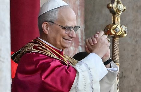 Un cardinale rivela: "Al Conclave Prevost ha avuto molto pi� di 100 voti" | Lui: "Raccogliamo eredit� e riprendiamo il cammino di Francesco"