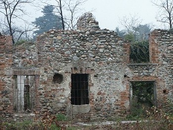 il rustico dopo il crollo del tetto e prima del restauro