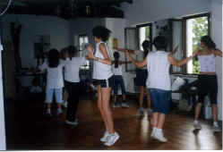 e gira tutta la stanza, finch si danza... danzaaaa...