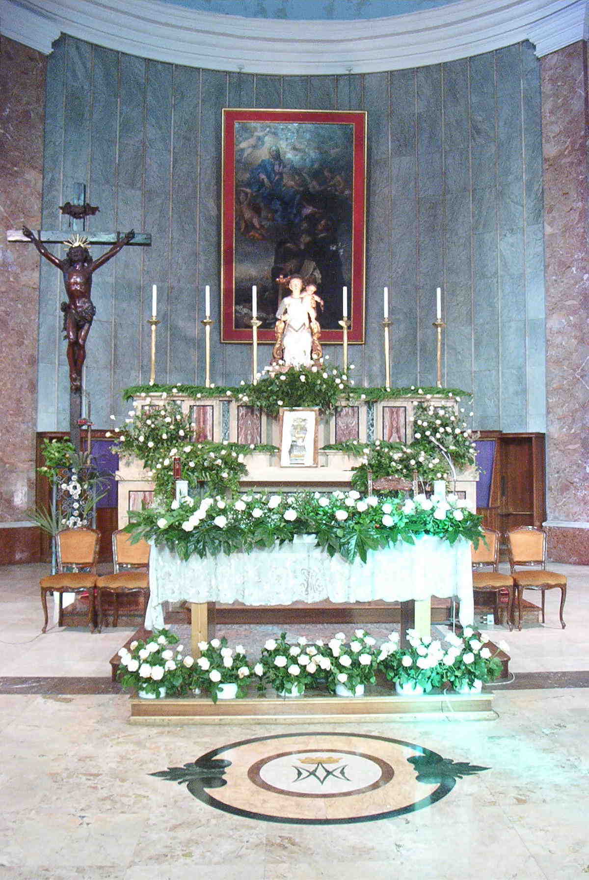 l'altare della chiesa