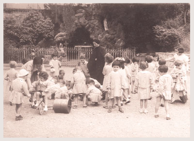 Bambini all'asilo delle Madri Canossiane