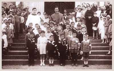 I bambini ricevono la Prima Comunione e nel pomeriggio la Santa Cresima