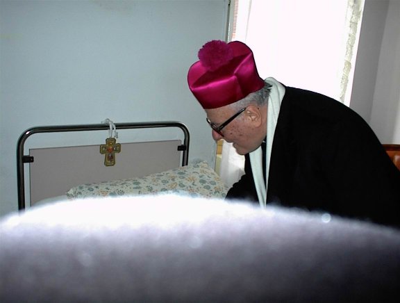 L'Arcivescovo durante la visita pastorale
