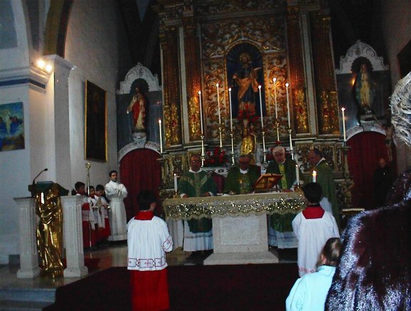 L'Arcivescovo durante la visita pastorale