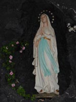 particolare: la Madonna di Lourdes