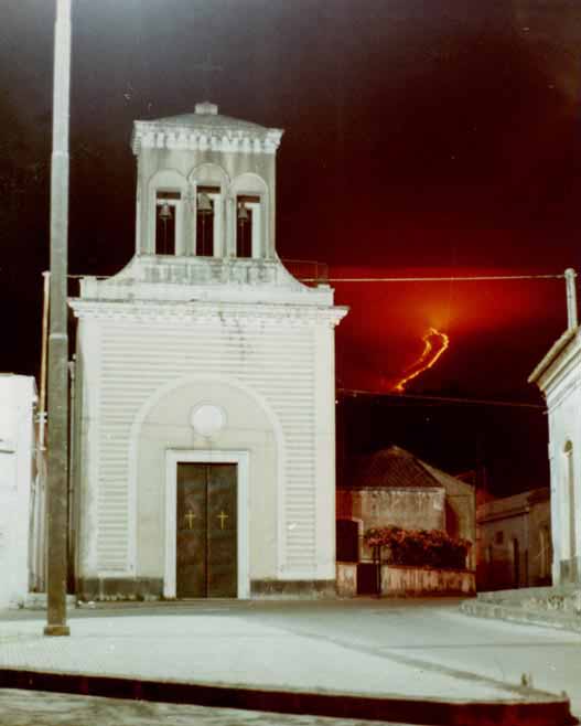 Una foto della chiesa durante l'eruzione dell'Etna del '71