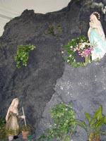 il gruppo statuario della Vergine di Lourdes e di S. Bernadette