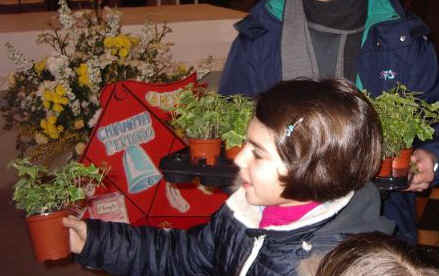 Laura riceve la sua piantina di edera