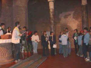 I genitori consegnano la candela del battesimo