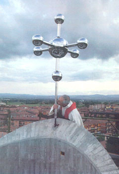 Il bacio della Croce (Foto: Arch. Fabio Massimo Pozzi)