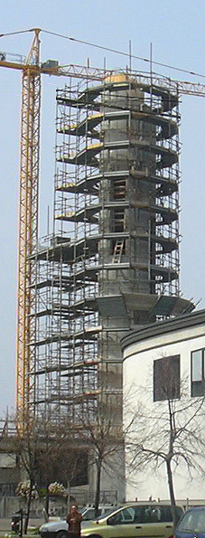 Il campanile in costruzione.