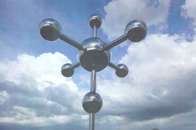 La croce cosmica del campanile (Foto: Arch. Fabio Massimo Pozzi)