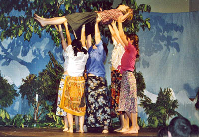 Lucia sollevata dalle compagne