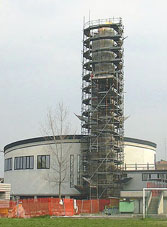 Marzo 2004: la torre raggiunge la sua altezza definitiva.