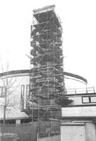 ... per sostenere il campanile nascente.