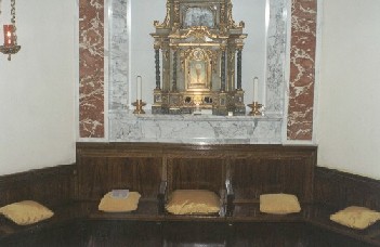 In legno e adorno di cuscini