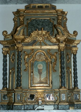 Il tabernacolo finemente rifinito ed illuminato