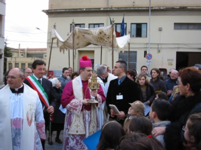 Il vescovo ed il sindaco accolgono il reliquiario