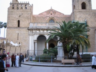 Il reliquiario sosta sotto le torri della Cattedrale