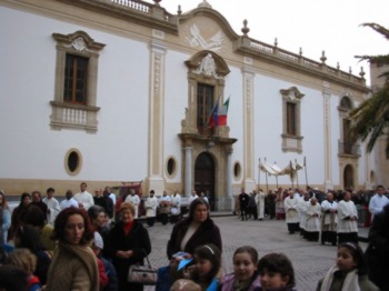 La processione si appresta ad entrare nel duomo