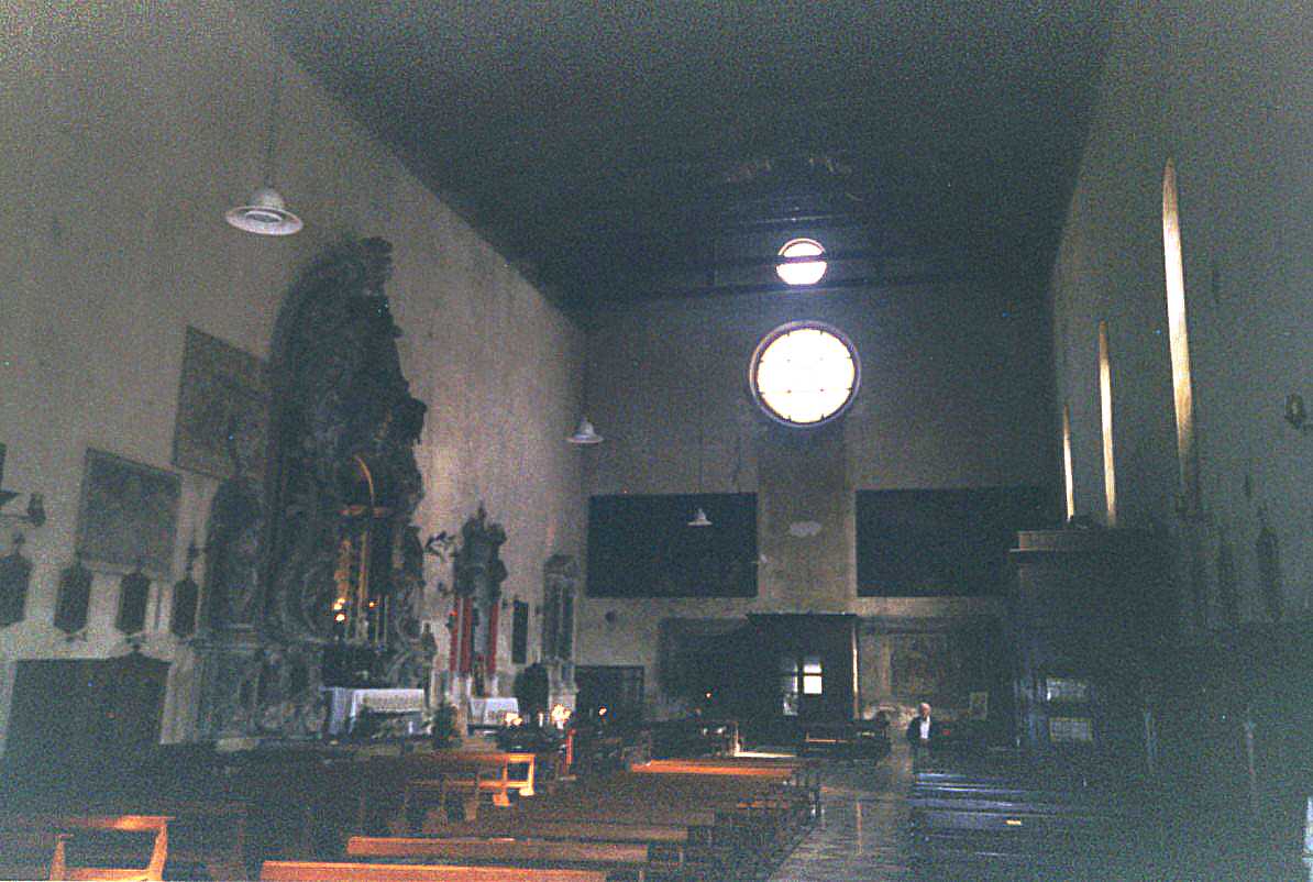 interno con altare della Madonna