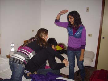 Erica e Noemi che picchiano Giuseppe