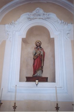 Statua del  Cuore di Gesù nell' interno della chiesa