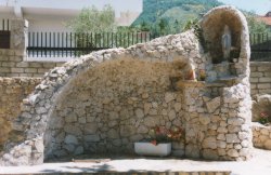 Rappresentazione della grotta di Lourdes
