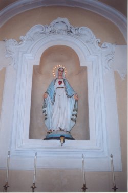 Statua del "Cuore di Maria" nell' interno della chiesa