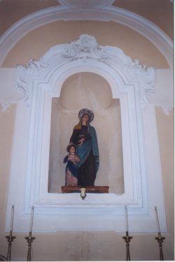 Statua di S. Anna nell' interno della chiesa