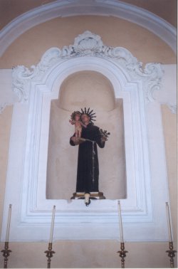 Statua di S. Antonio nell'interno della chiesa