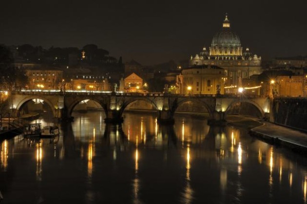 San Pietro e il Tevere di notte