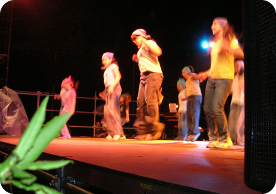 550x378 pixels (59K)