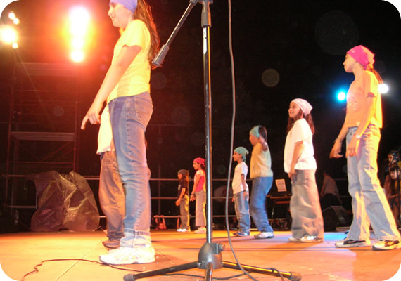 550x378 pixels (70K)