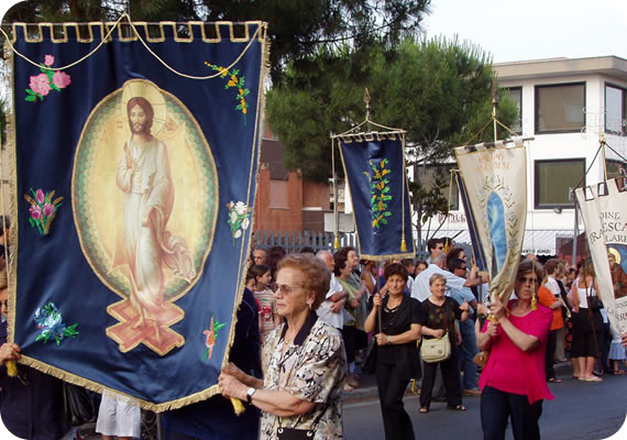 550x378 pixels (70K)