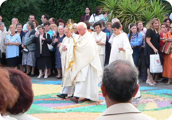 550x378 pixels (71K)