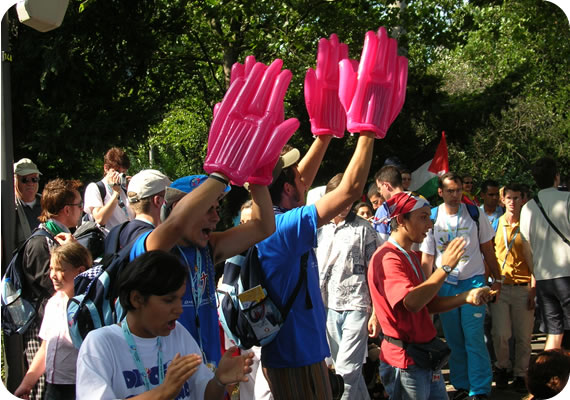 550x378 pixels (83K)