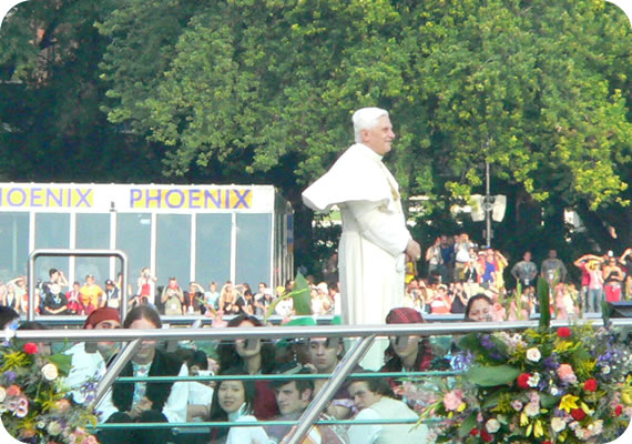 550x378 pixels (84K)