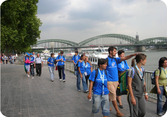 550x378 pixels (71K)