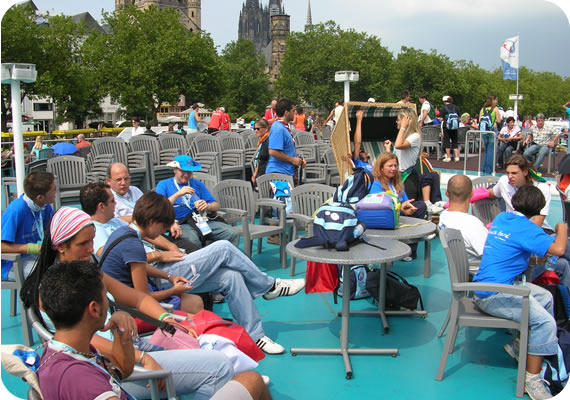 550x378 pixels (82K)