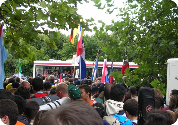 550x378 pixels (73K)