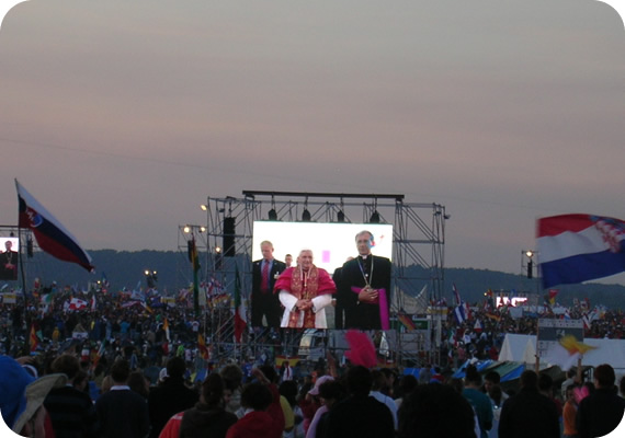 550x378 pixels (56K)