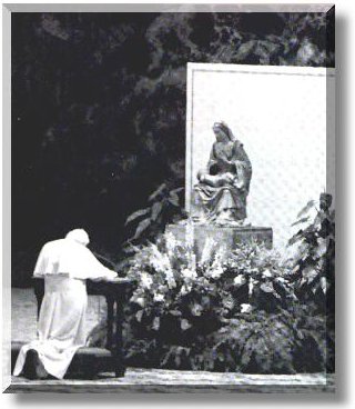 Il Papa prega e benedice l'immagine della Madre della Preghiera